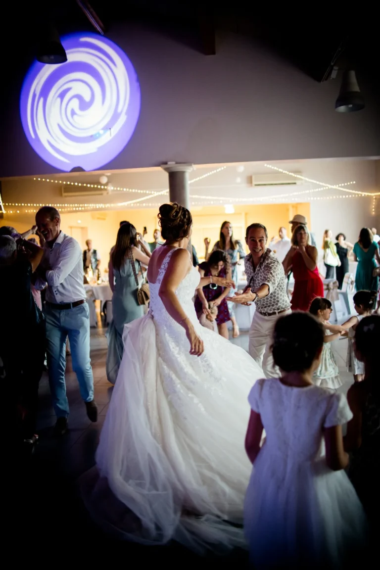 Mariée dansant lors du bal de mariage au domaine massilan en 2023