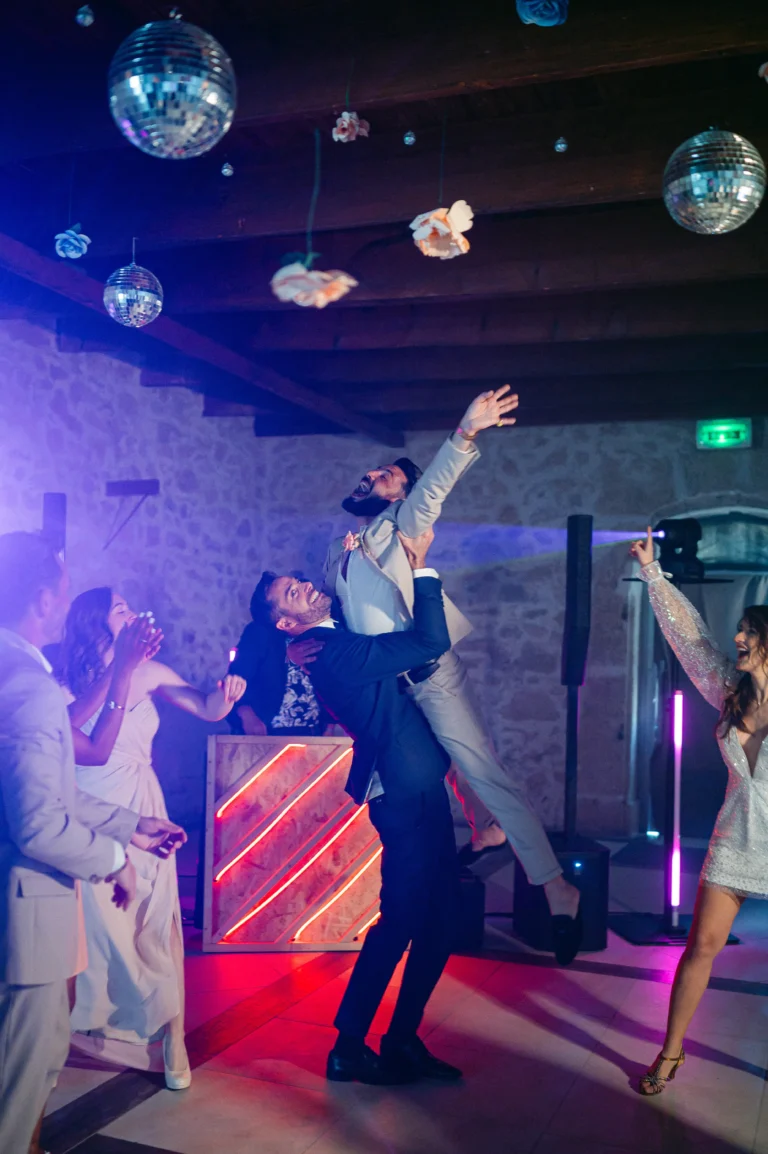 Témoin portant le marié pendant le bal de mariage
