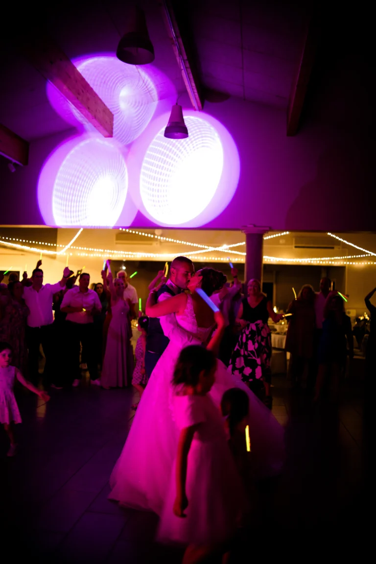 Baiser des mariés pendant le bal des mariage