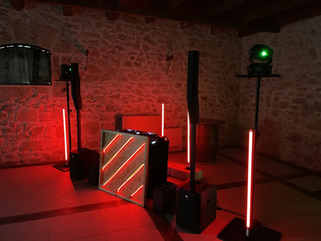 Cabine de DJ en bois avec néons