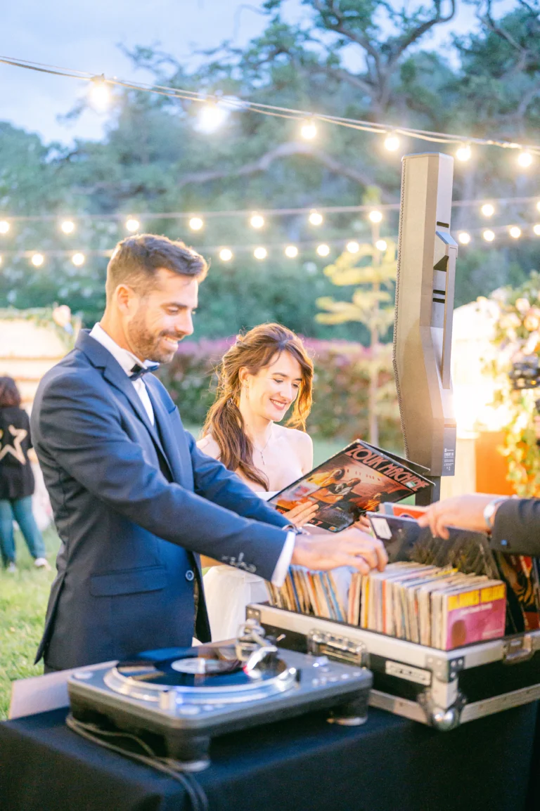 Mariés choisissant un vinyle.