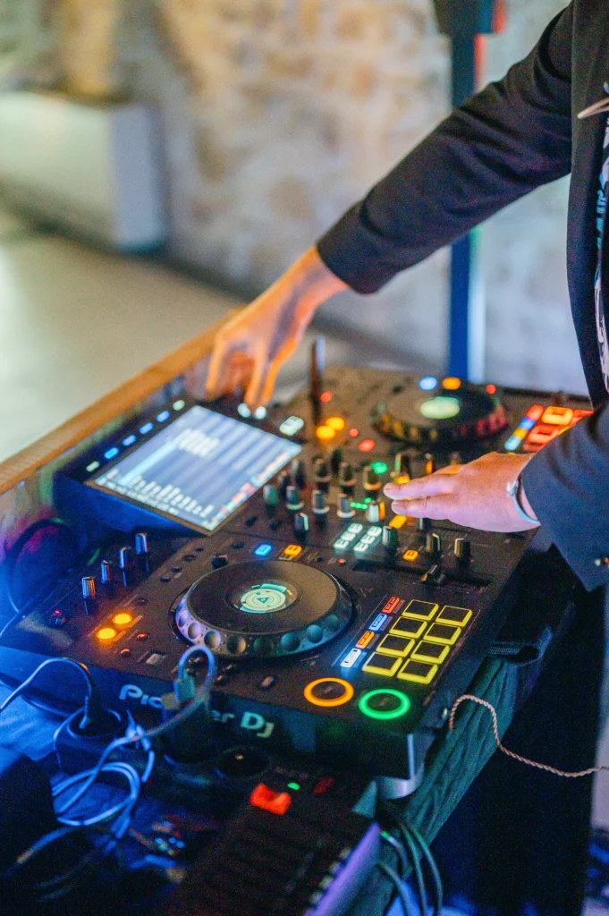 Platines du dj mariage ksido events